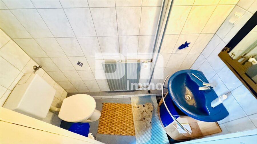 Schöne Doppelhaushälfte in schöner Wohnlage mit Panoramablick, Gartenbereich und Garage - Souterrain WC / Gäste WC